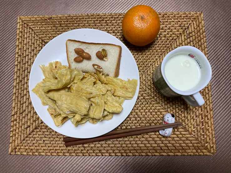 早餐：起士吐司、豆皮、牛奶、橘子