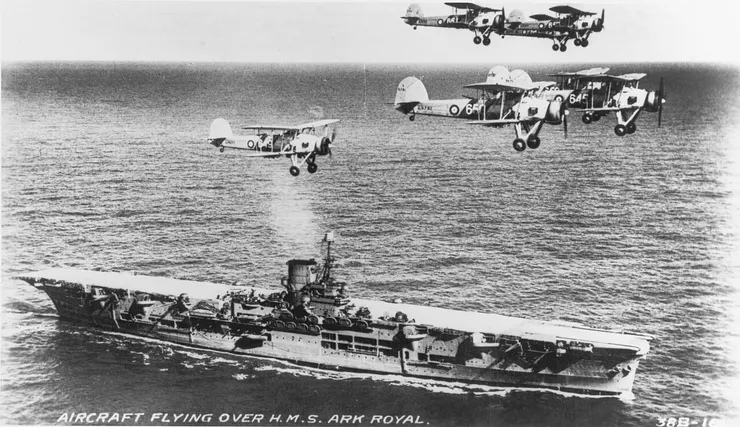 在皇家方舟號 航空母艦上空飛行的劍魚式戰鬥機