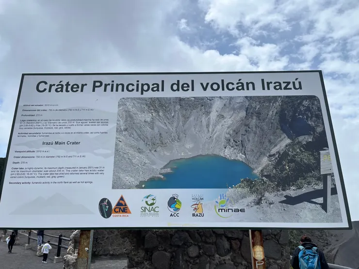 告示牌與漂亮的火山湖