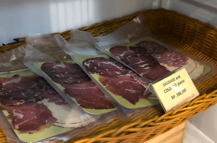 冰箱裡的香腸冷盤