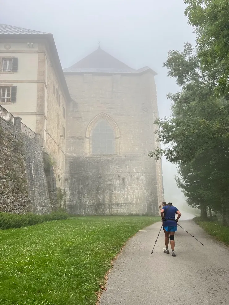 煙雨茫茫中的龍塞斯瓦勒斯朝聖者旅館