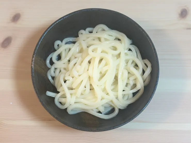 依包裝袋上煮法，煮出一人份量嘅烏冬