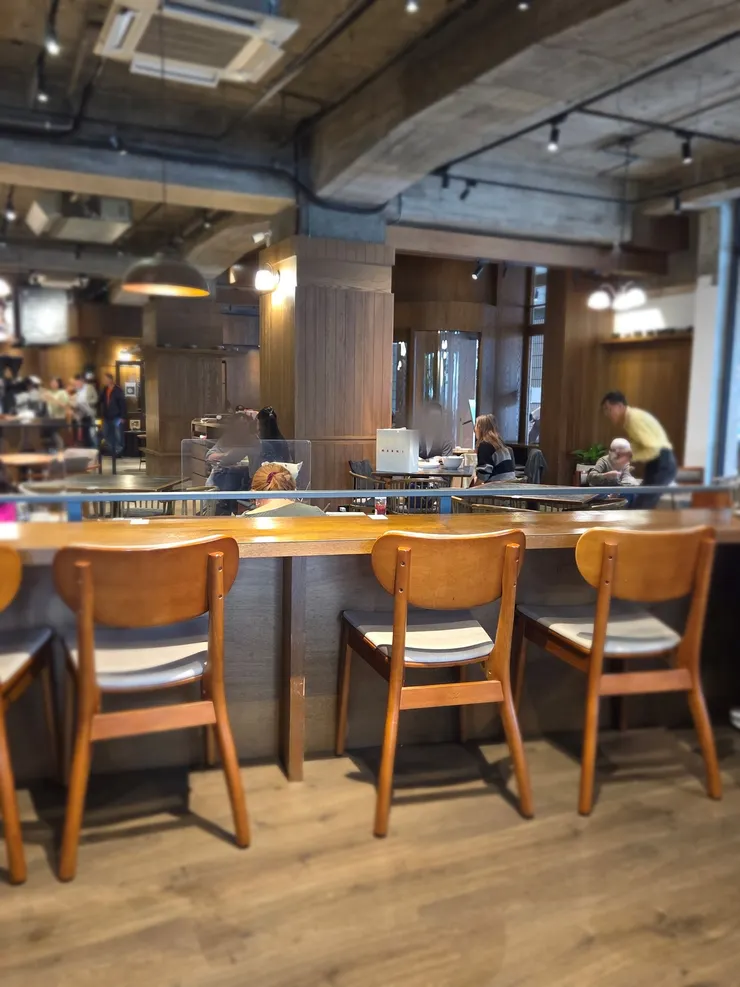 店內人少了一點後，再來一張。