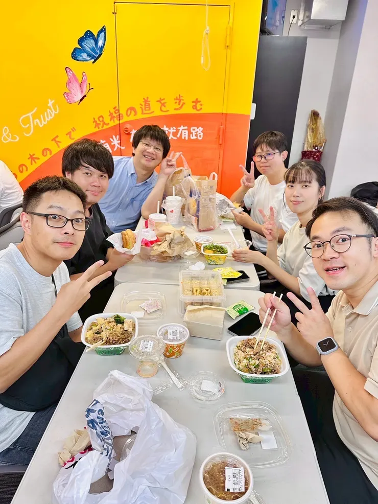 初次見面、仍熱情招待的小組員們