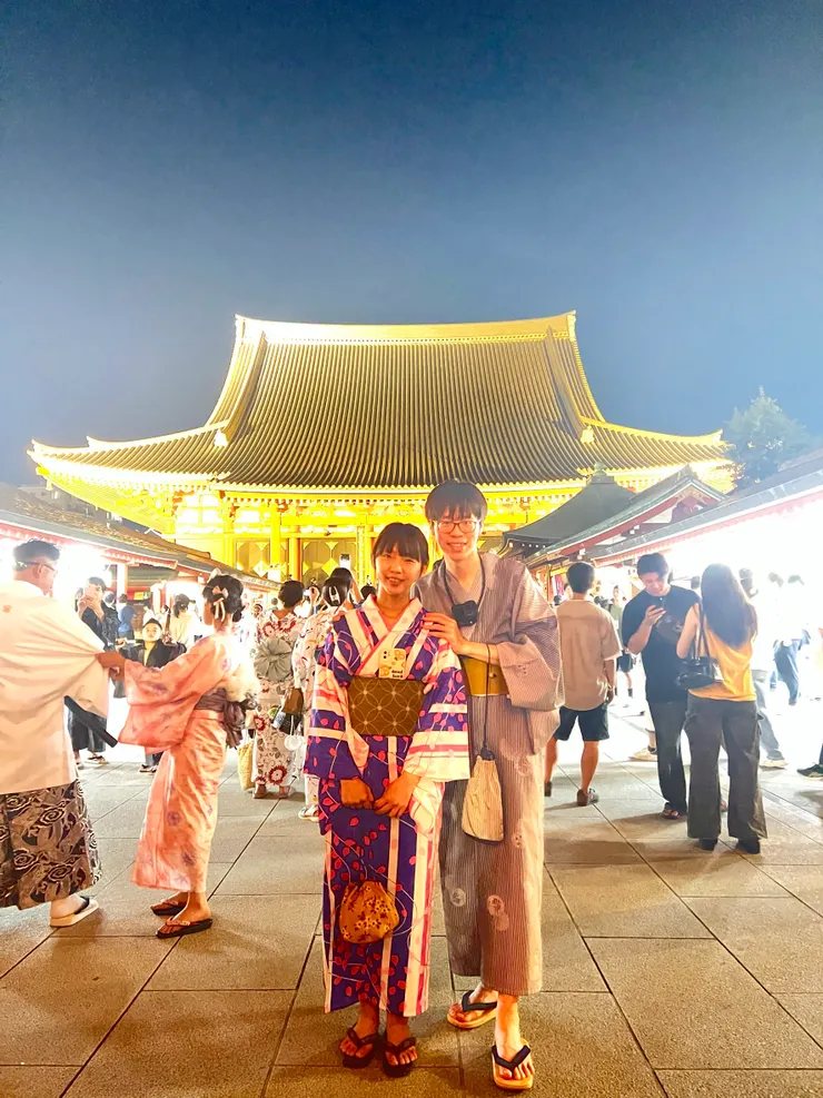 帥哥路人幫忙照的夜晚淺草寺合影