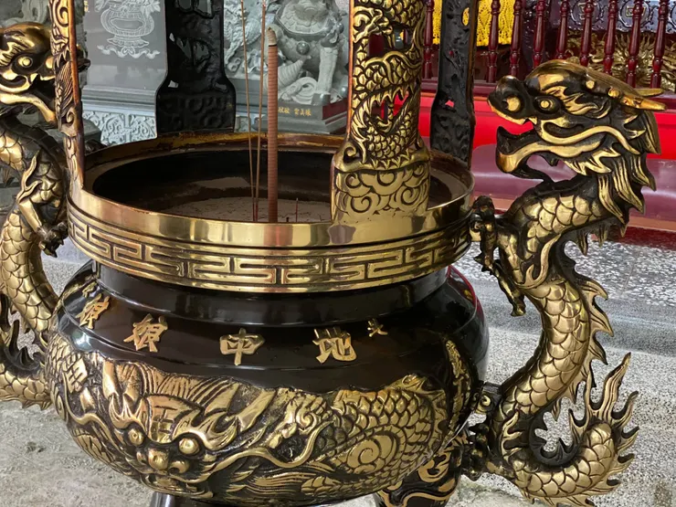天公爐上寫著「地母娘娘」包含了佛教的寓意