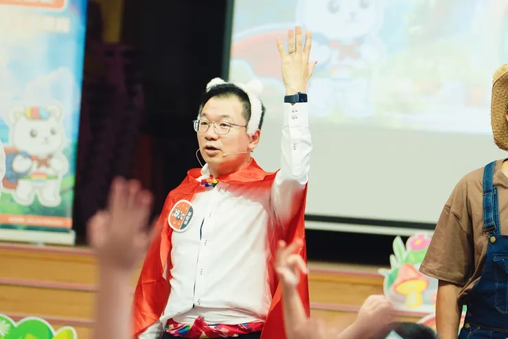 林逸龍校長在【彩熊奇遇記】中演繹「彩熊寶寶」一角