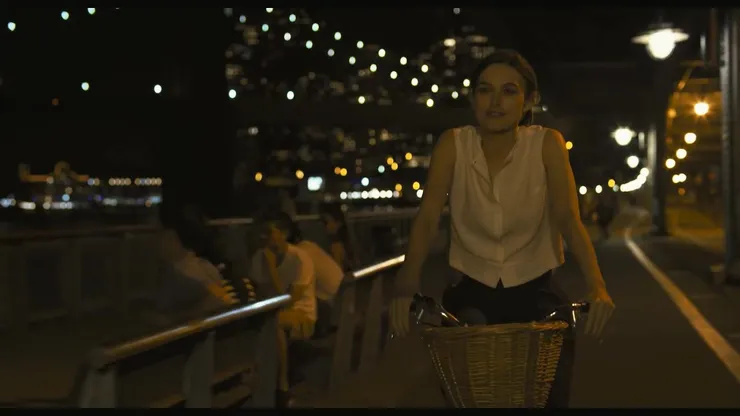 Gretta 離開 Dave 後，獨自在紐約街頭騎腳踏車，她消化著分手的情緒，由悲轉喜