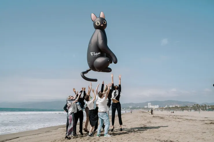 《喵的奇幻漂流》團隊赢了奧斯卡後在拉脫維亞拍攝慶祝。相片來源：網上圖片