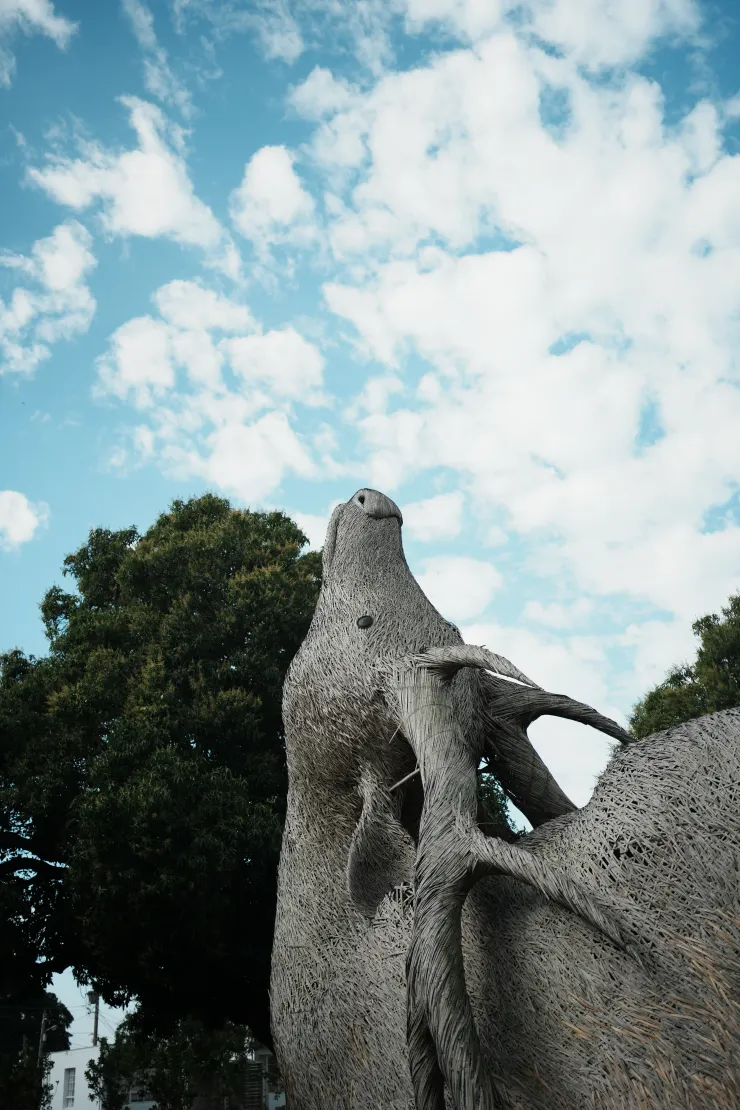 搶眼的裝置藝術和水藍色的天空