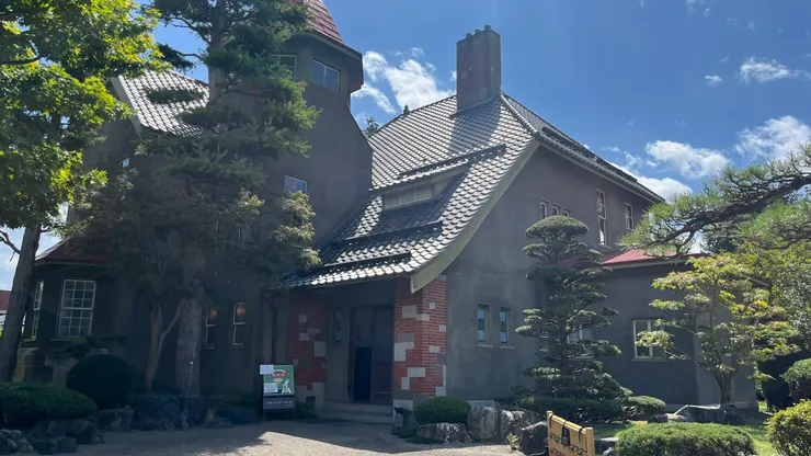 目前是咖啡廳，可以在裡面喝咖啡、吃甜食。