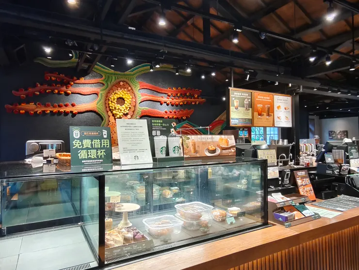 店內的藝術牆面上有「咖啡樹景觀編織藝術品」