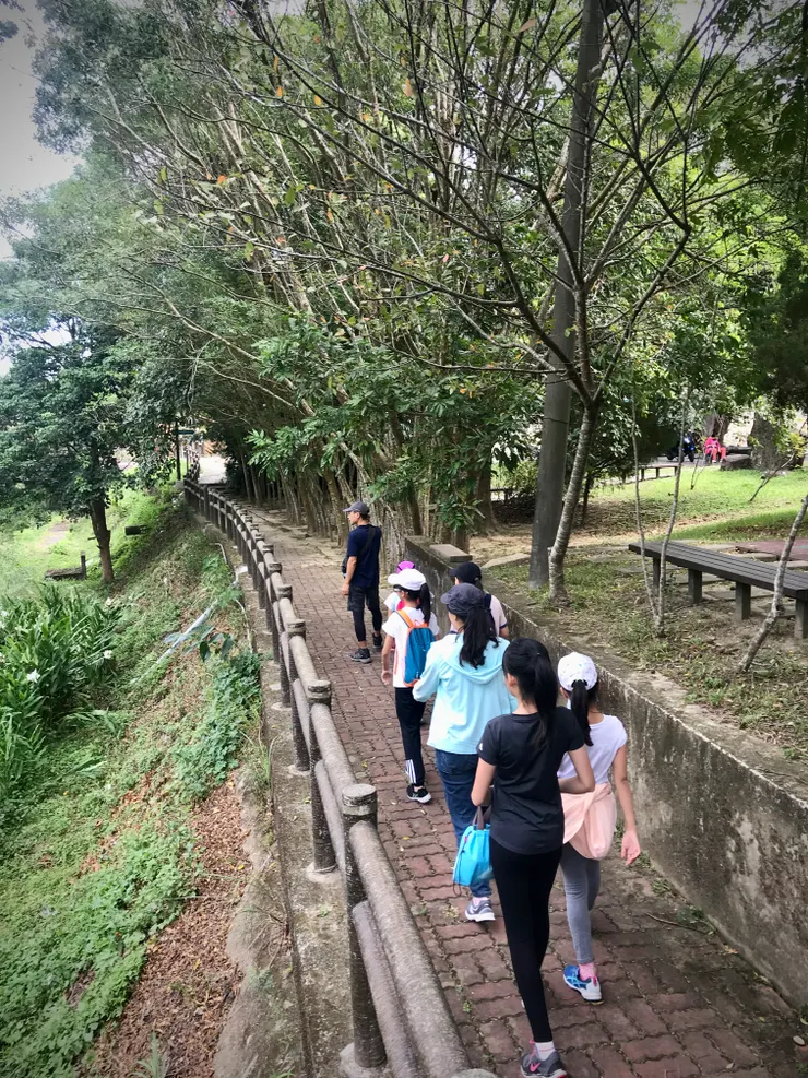 從義民廟出發後，先經過獅潭川旁的觀魚步道