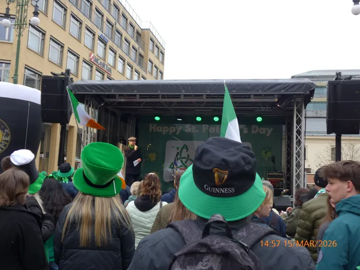 大家圍著台前等待表演開始