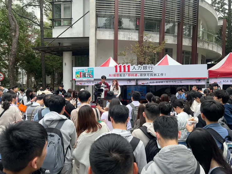 ▲1111人力銀行攤位前萬頭鑽動，學生熱烈響應「找工作送一萬」活動。（圖／1111人力銀行提供）
