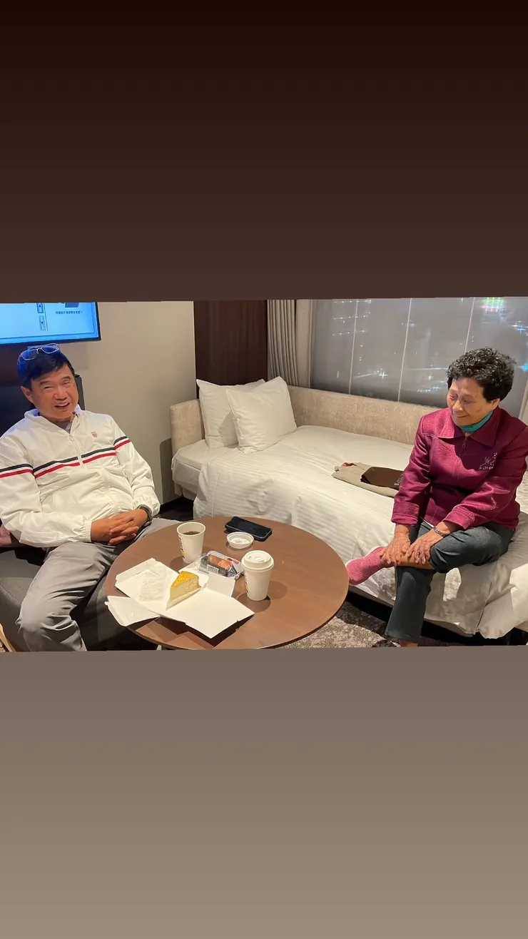 買了Doutor必吃的千層蛋糕和熱拿鐵和老爸一起分享!