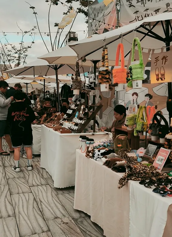 廣場有許多文創小攤販