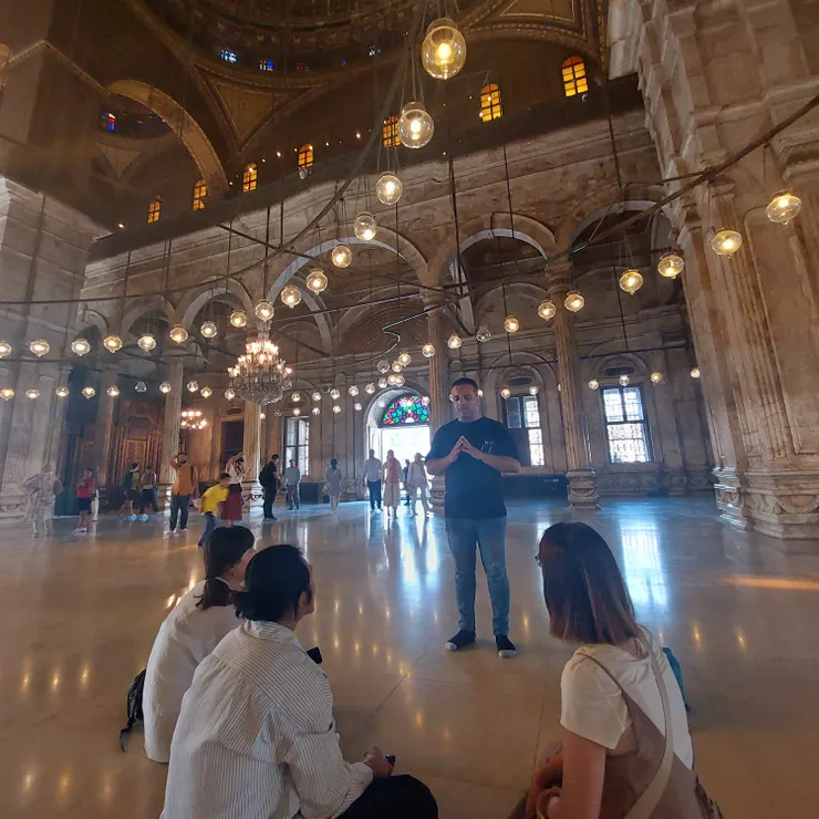 在素有埃及清真寺之冠的穆罕默德阿里清真寺,導遊-阿龍直接展示宣禮唱誦,聲音迴盪極具穿透人心的力量
