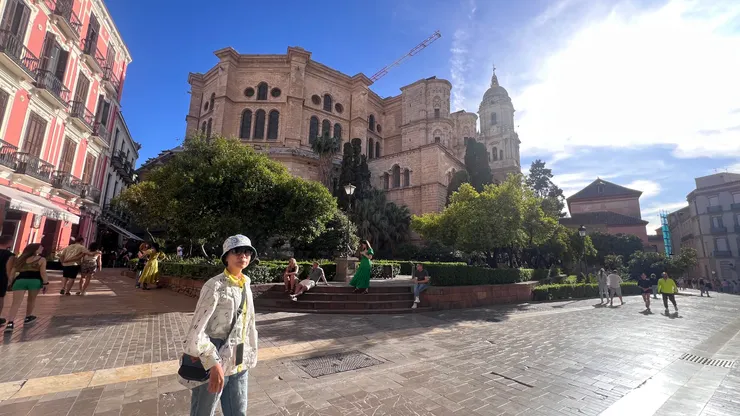 鐘樓只完成了一側