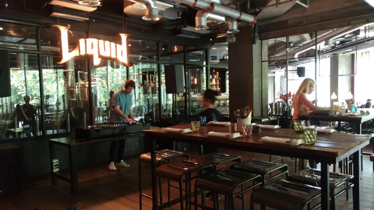 在上海的一間早午餐店，畫風有點失控——老外主理、咖啡香剛上桌，旁邊DJ直接開盤。陽光、音樂、班尼迪克蛋同時登場，像把歐洲週末搬進城市日常。你以為是來吃早餐，結果像誤入一場白天派對。這種微妙的衝突感，反而讓人上癮。