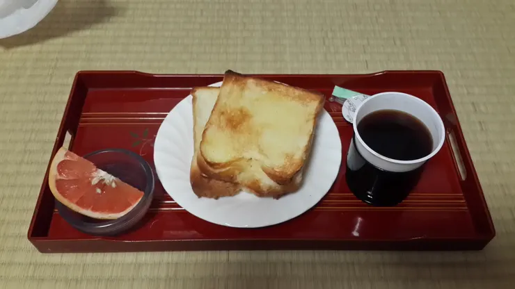 他有附早餐   簡簡單單的食物   但是好吃