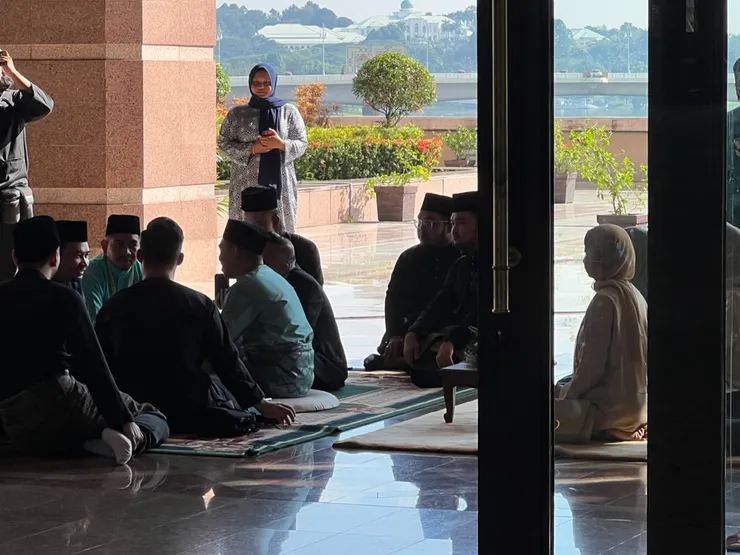 站著的那位女士，就是告訴我這是一場異國婚禮的人。我當時沒問，但猜她可能是新郎或新娘其中一方的親友吧！