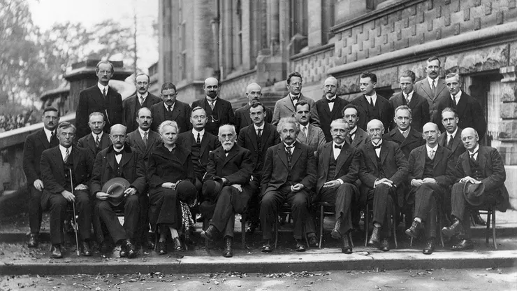 1927年第五次索爾維會議上，愛因斯坦與波耳間的激烈辯論，是科學史上最著名的一場會議；愛因斯坦以「上帝不會擲骰子」的論點反駁量子理論，波耳則反駁「不要告訴我上帝會怎麼做」；照片中第一排中央者為愛因斯坦，第二排右一為波耳，右二則是馬克思玻恩，也就是奧本海默後來在哥廷根大學的恩師；第三排右三者為海森堡