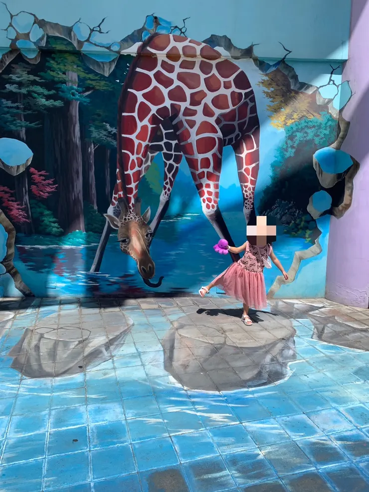 大寶第一次看到3D立體畫，覺得很新奇