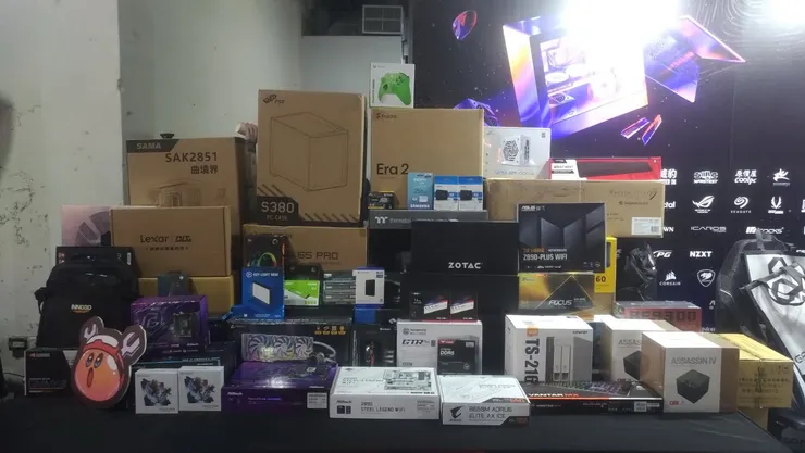 話說回來 這次現場的獎品們相當豐富讓人覺得相當心動 但是手氣實在太背三天都空手而回