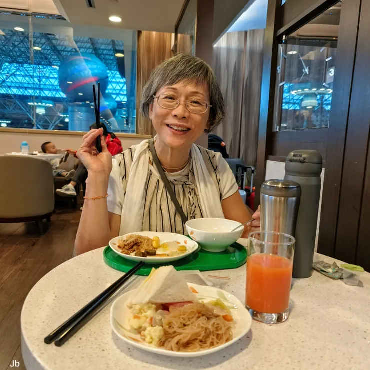 【兩間貴賓室兩段航程三部影片！在長榮貴賓室吃早餐。】