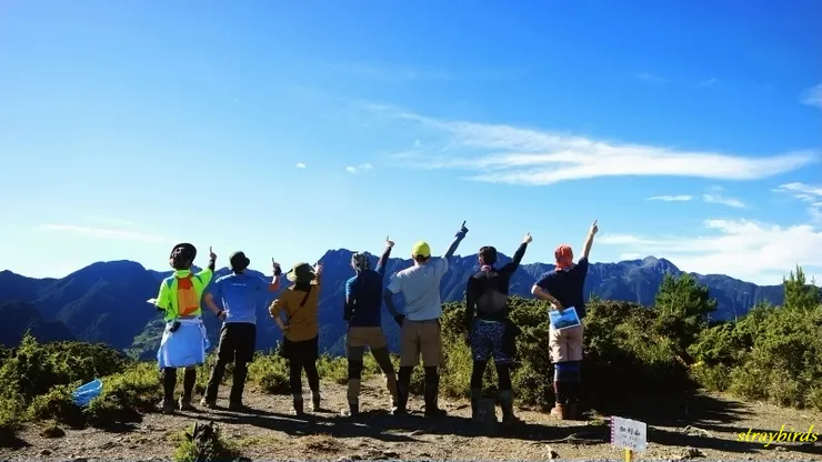 7:30登項加利山，此行第一座百座。上次來在一片白牆中，這次總算看到加利山的無敵展望，聖稜線一覽無遺，遠方的中央山脈也在眼下。
