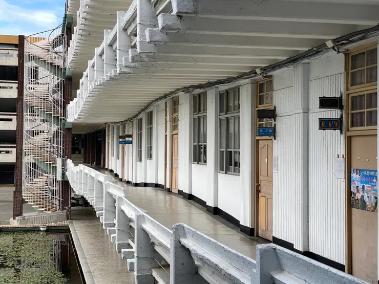 二、三、四層樓的樓地板、屋頂都呈波浪狀。