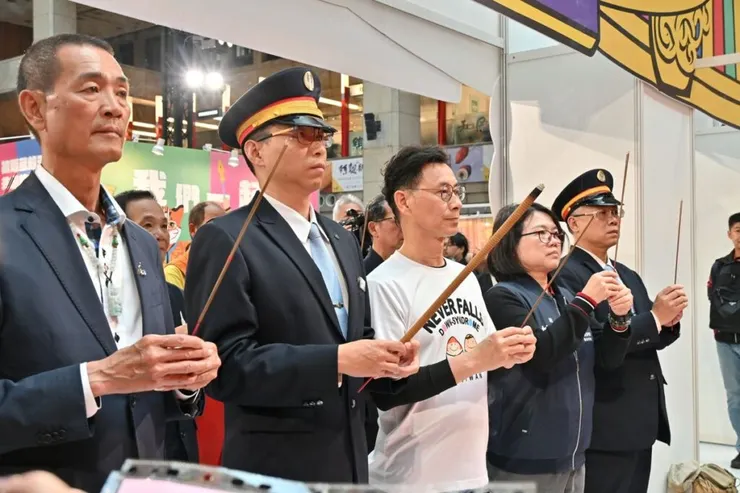 ▲(由左至右)北港朝天宮董事長蔡咏鍀、台北車站站長何彬豪、唐氏症基金會董事長林正俠、台北市政府社會局長姚淑文、台北車站站務長謝芳育,進行安座儀式恭迎媽祖。