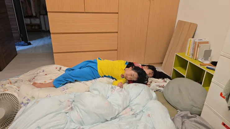 古靈精怪、兩姊妺給我疊著睡…。