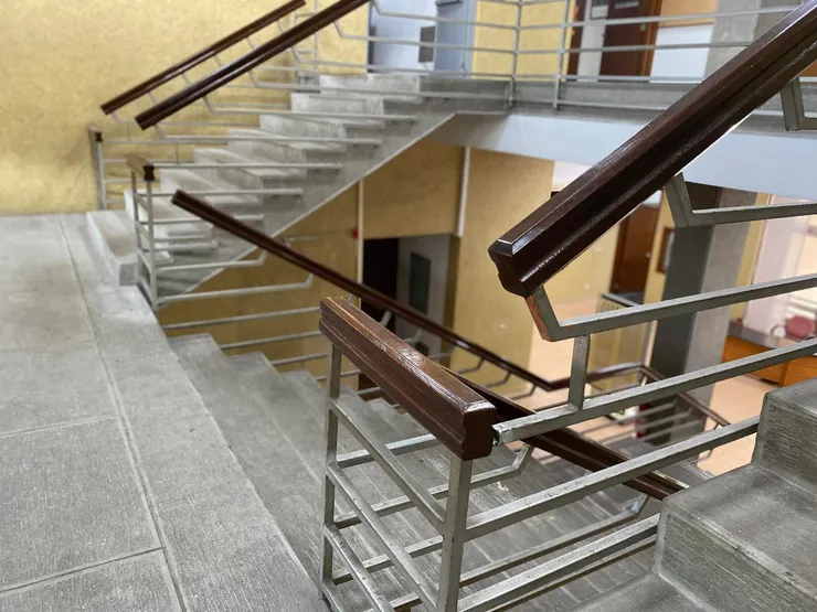 扶手銜接處的刻意分斷設計也相當精采