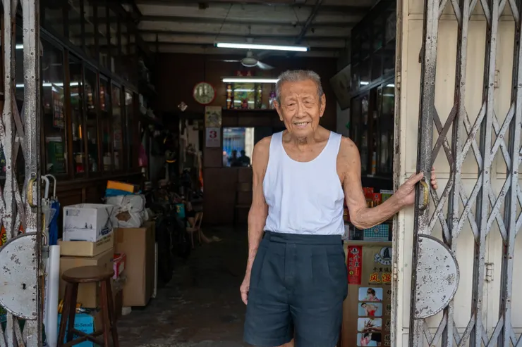 2025年8月 - 李老，攝影于店前