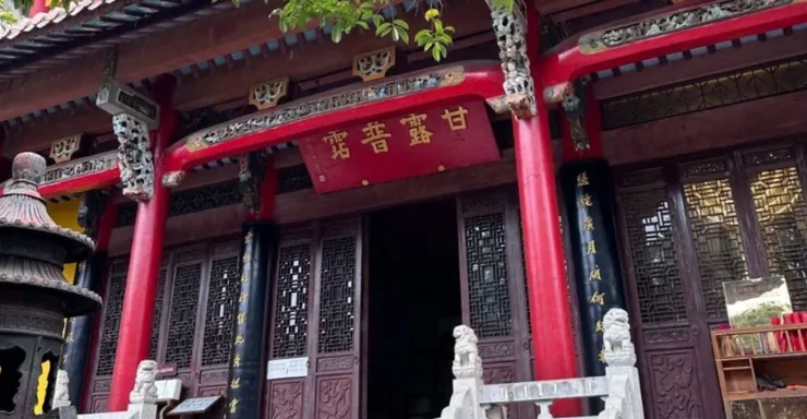 甘露寺入口的柱子以鮮艷的紅色為主,並且擁有精美的雕刻裝飾。