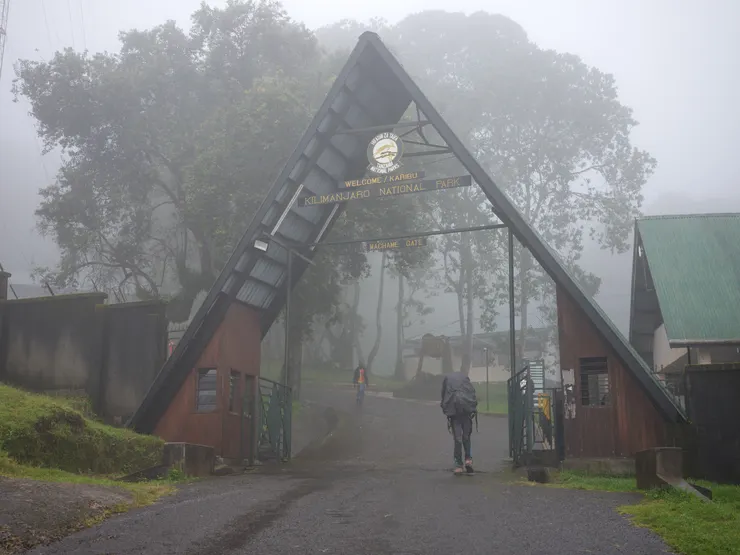 霧雨中的Machame Gate