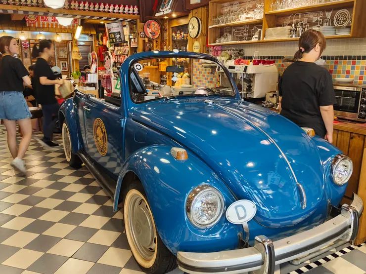 這台金龜車是工作吧台，引擎蓋下可置物