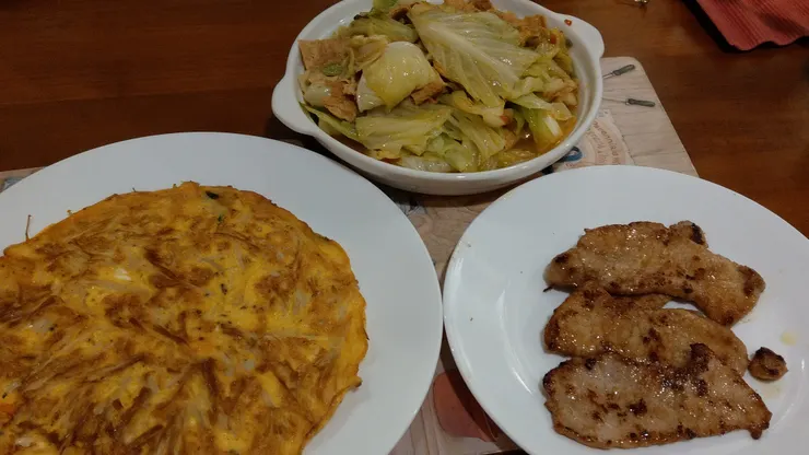 今天的晚餐金針菇烘蛋，高麗菜炒豆皮，香煎豬肉片