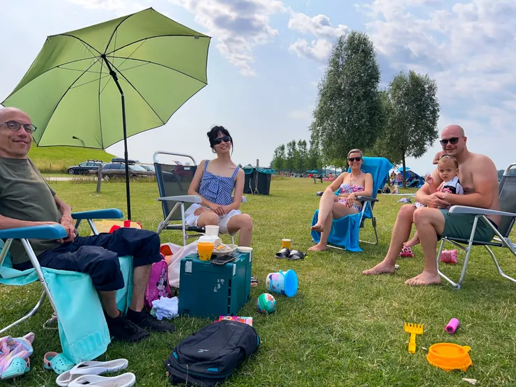 夏天就是要坐外面， 待在室內是浪費好天氣的行為