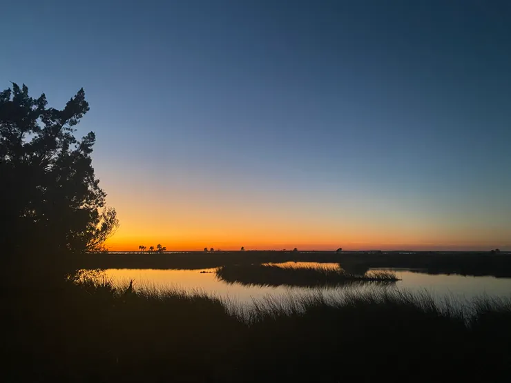 太陽已經落下,但天還沒完全暗下來