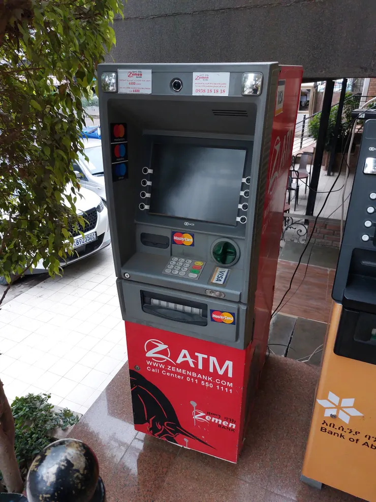 Addis Ababa的Saro Maria飯店前的Zemen Bank ATM/筆者攝