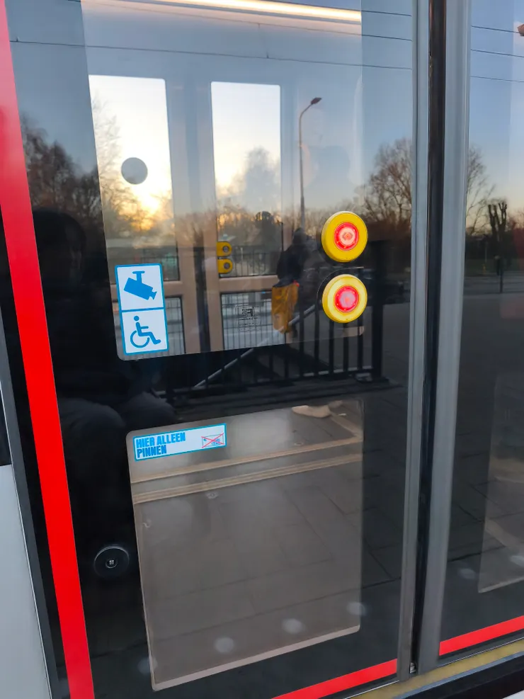 巴士上下車開門按鈕