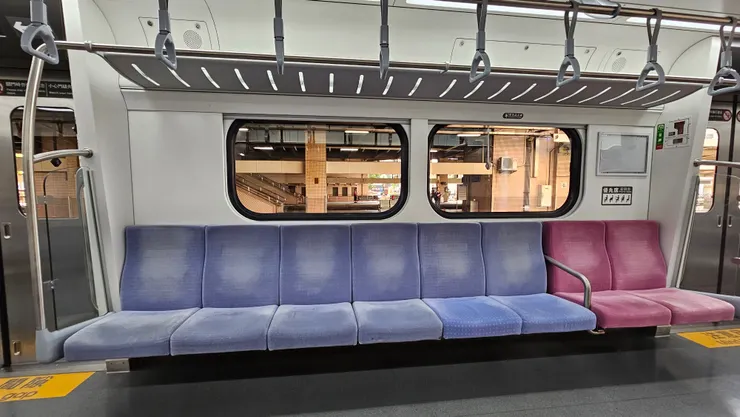 EMU900型最美區間車的椅套顏色是很漂亮沒有錯!但是用在通勤使用的區間車上並非明智之舉!