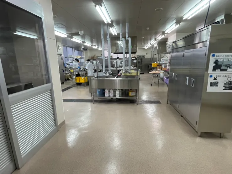 調理區有衛生管理,所以我們只能隔著一層玻璃看裡面