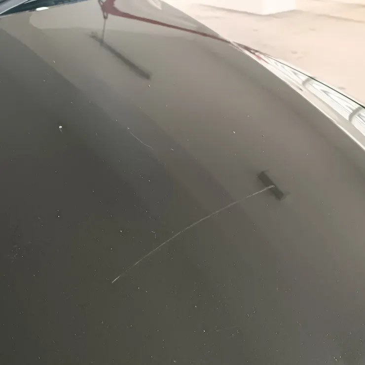 很長的刮痕，汽車哭哭~ 汽車男主人也哭哭~