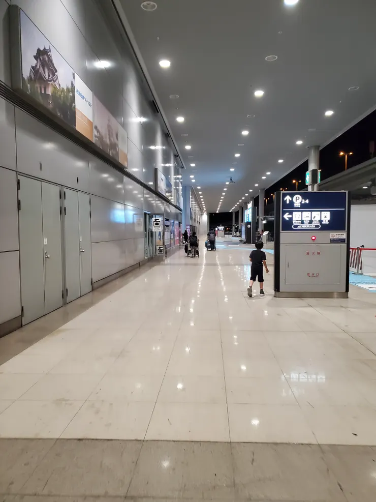 過天橋以後。要右轉長走道。