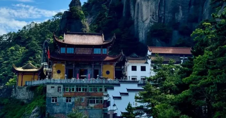 天臺寺高聳於山巔，周圍是茂密的樹木，整座寺廟融合了自然美景與古老建築，氣勢雄偉。