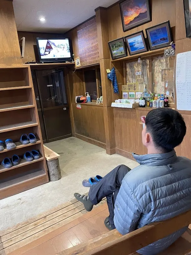 電視中的照片是積雪超高的高谷池山屋